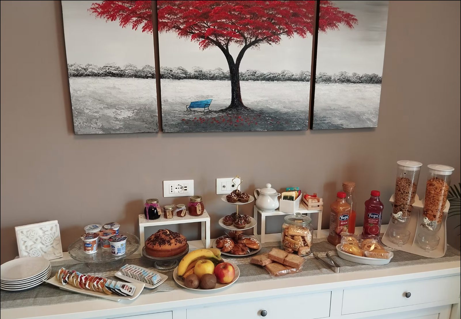 Il buffet della colazione di Mirna con torta, biscotti, marmellate e frutta