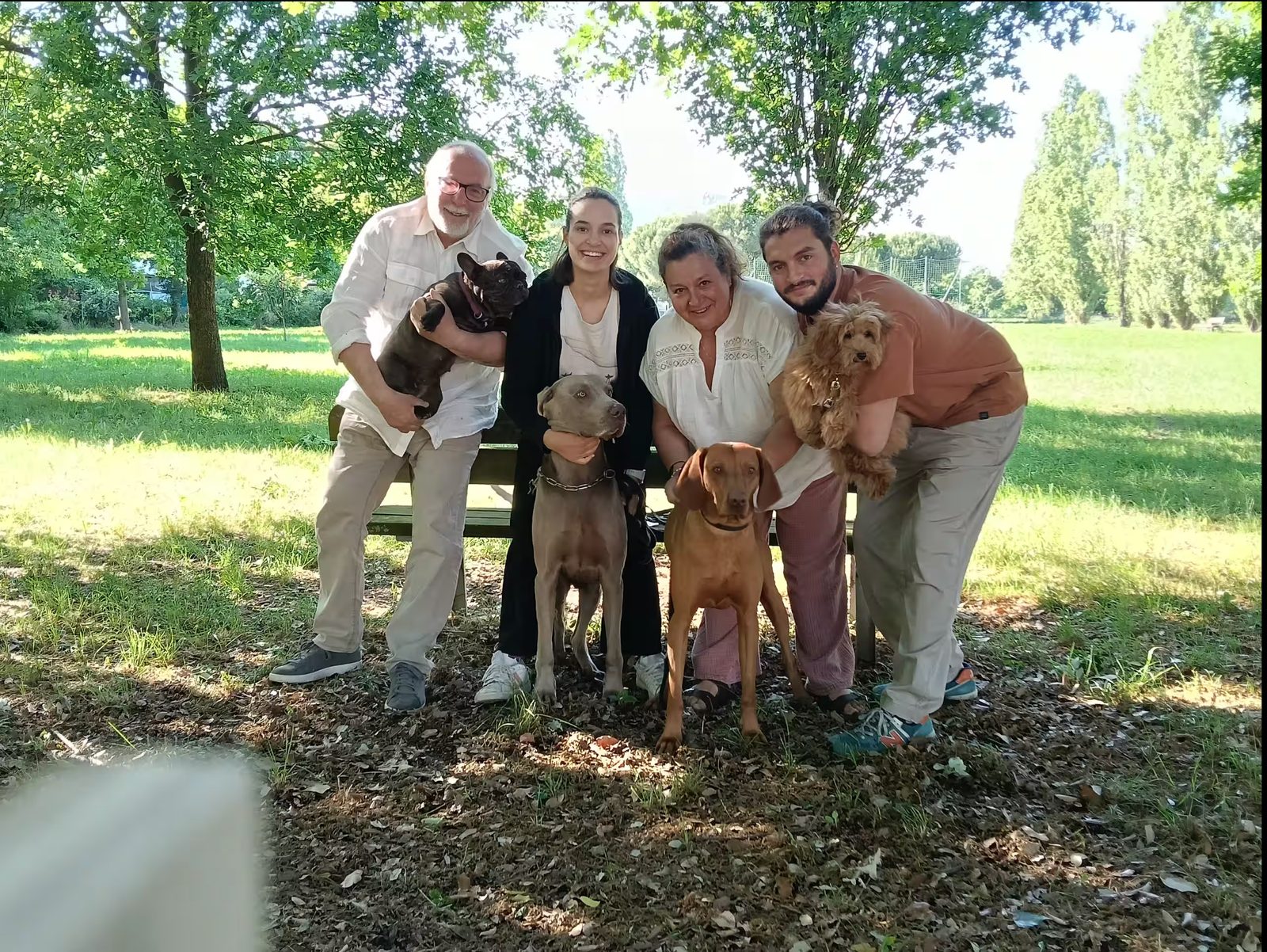 Mirna, Giosuè e la loro famiglia insieme ai cani nel parco