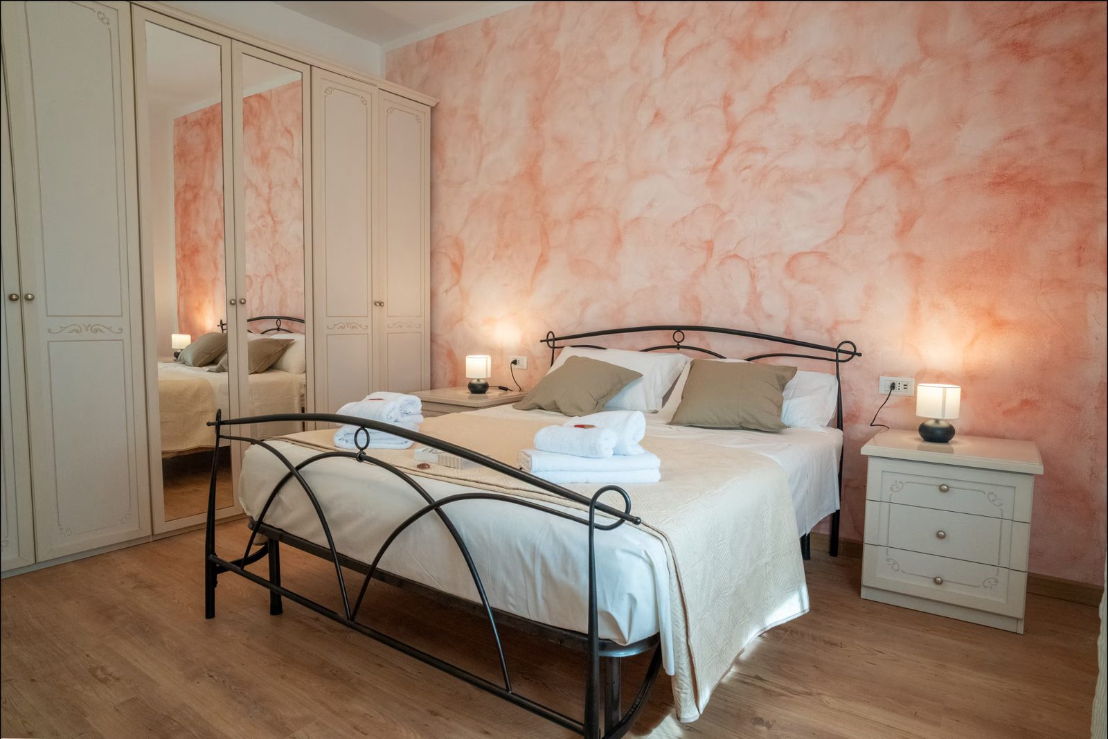 The wardrobe of the Alba room, with its light wood doors