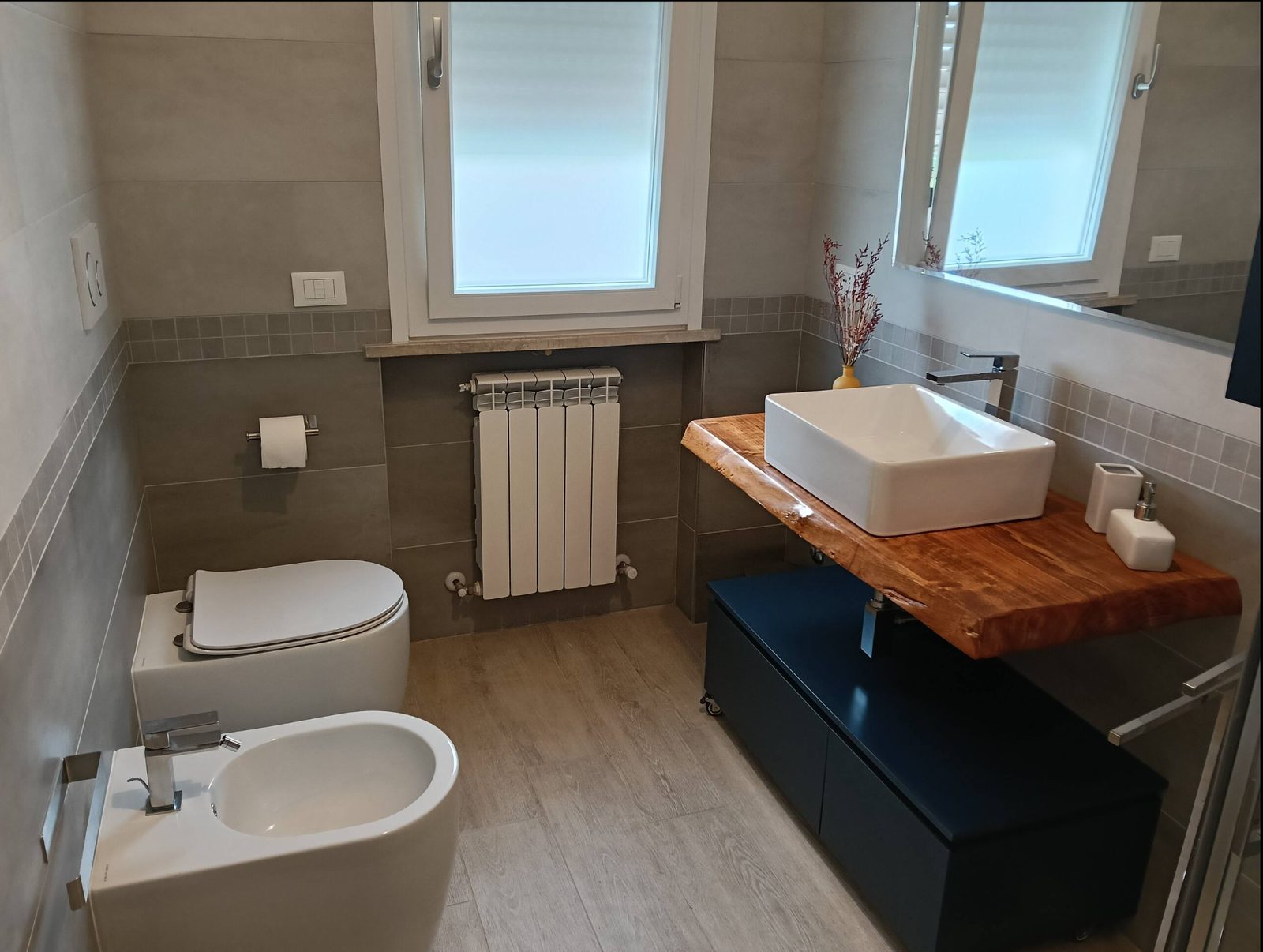 The private bathroom of the Alba room, with sink and sanitary ware