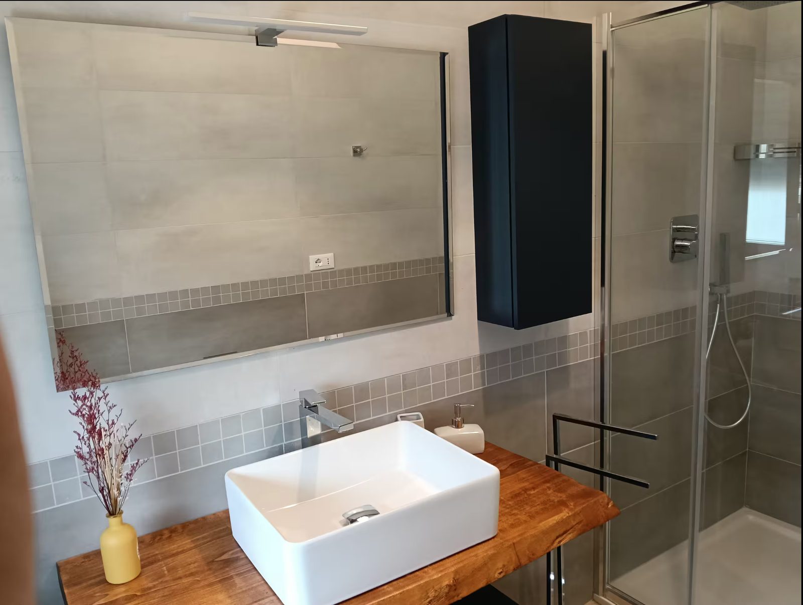 The shower in the private bathroom of the Alba room