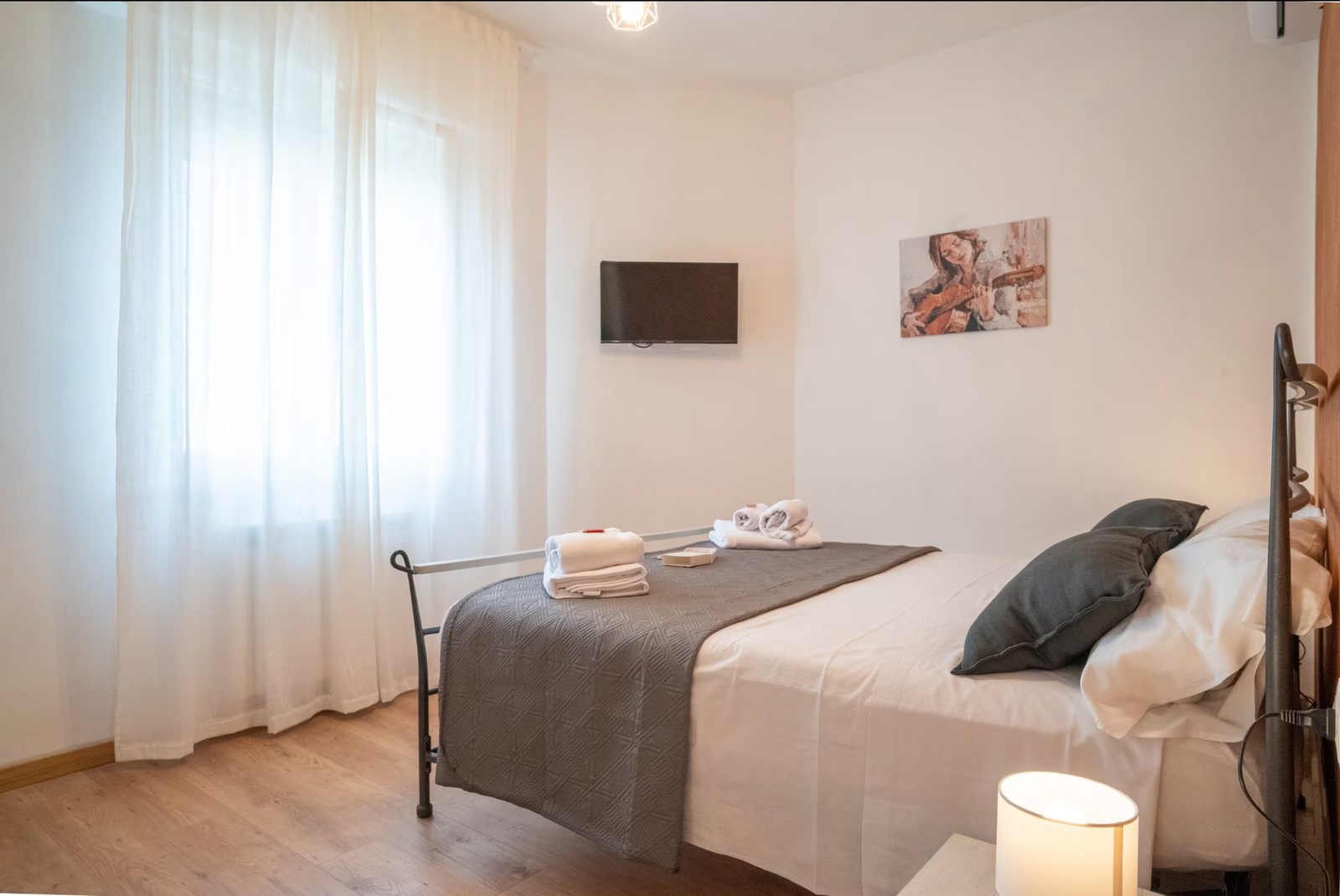The Tramonto room with the double bed and the coral-coloured wall