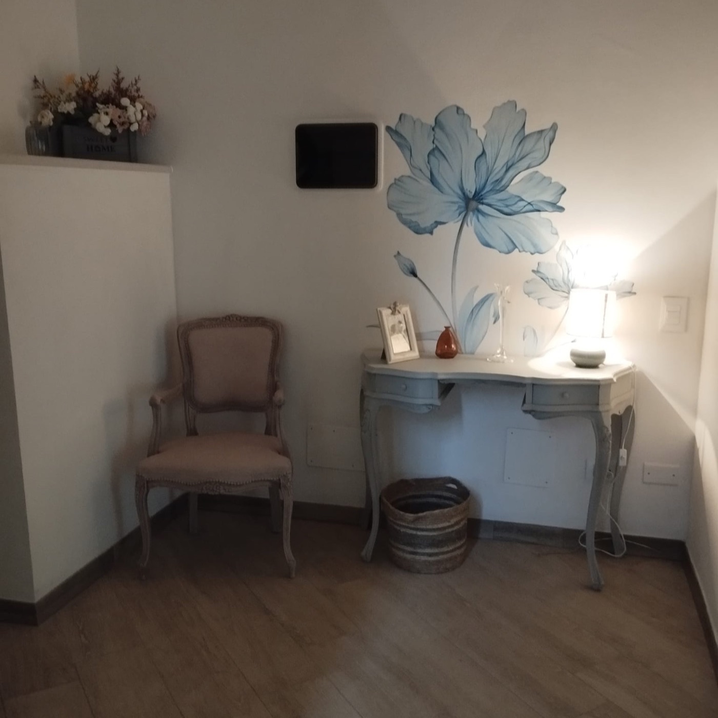 The wooden console of the Tramonto room with a mirror above it