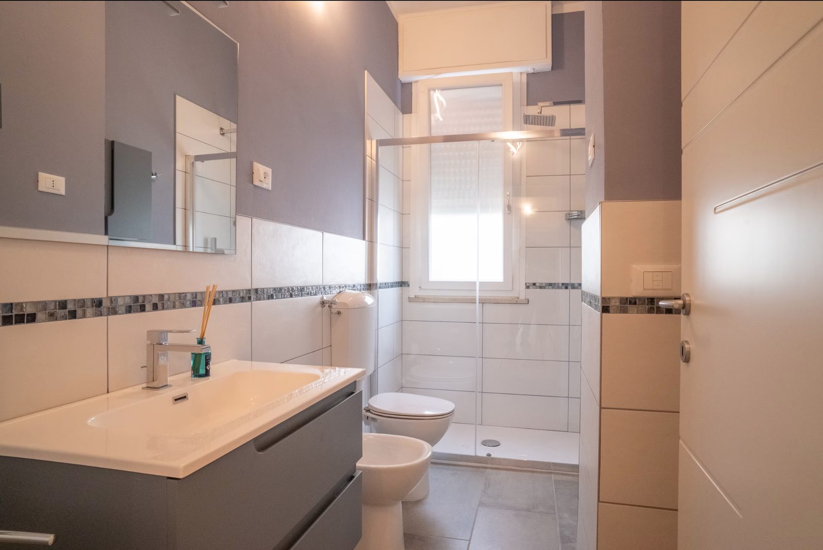 The shower in the bathroom of the Tramonto room