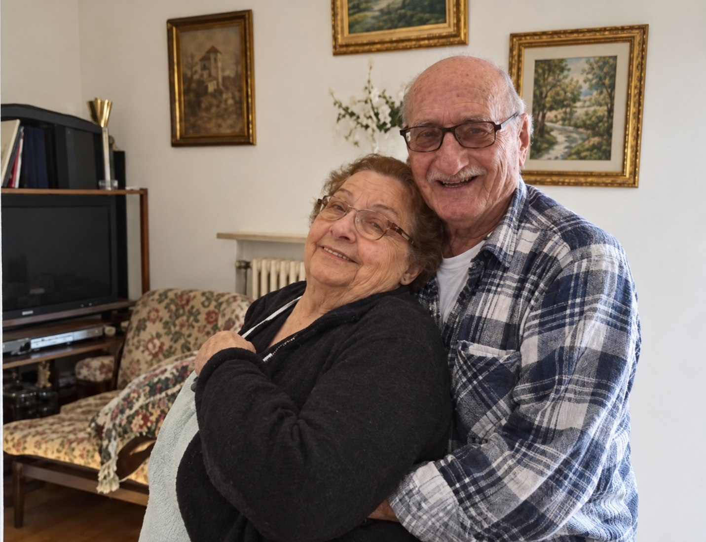 Erminio e Rina, i nonni cui il B&B è intitolato, si abbracciano nel salotto di casa